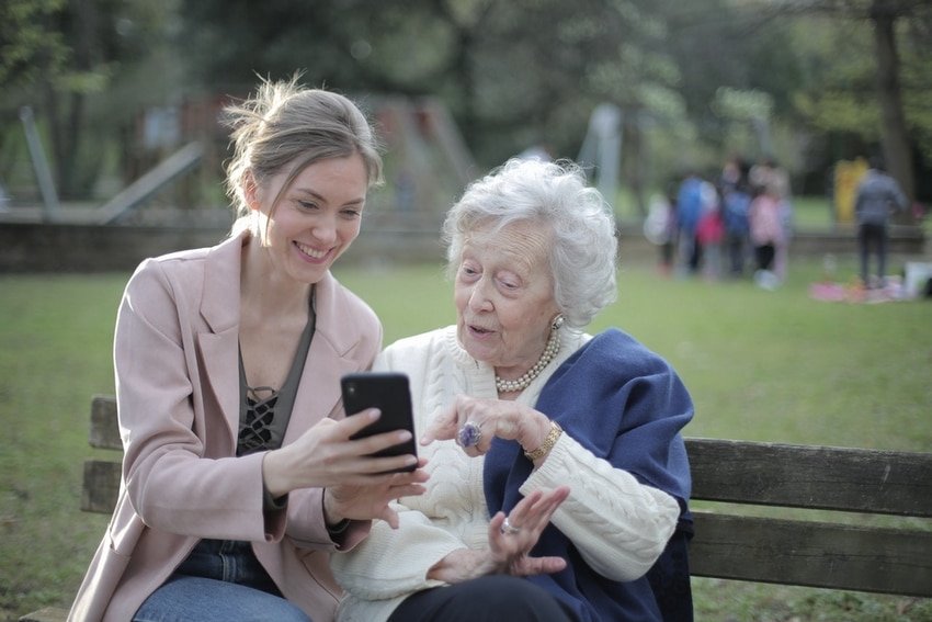 Aides et services en ligne pour seniors et retraités