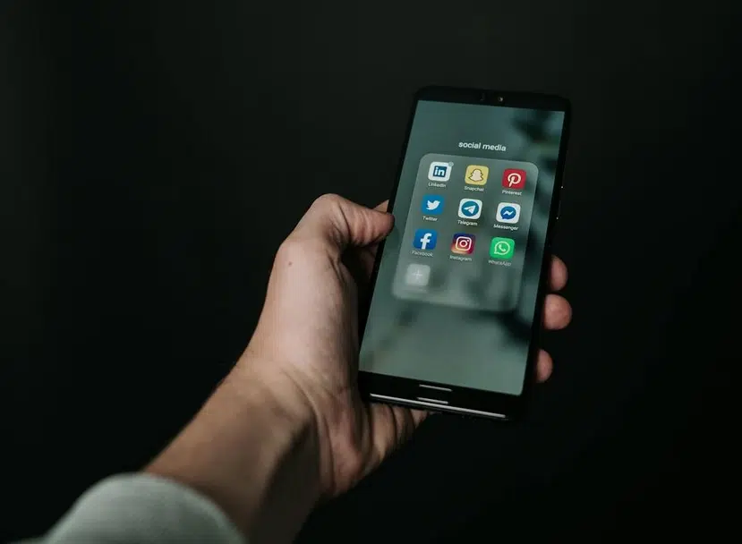 Faire des dossiers pour ranger les raccourcis d'applications sur un smartphone ou une tablette