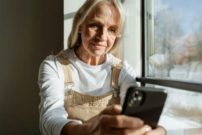 Tuto smartphone pour seniors : comment retrouver une photo ?