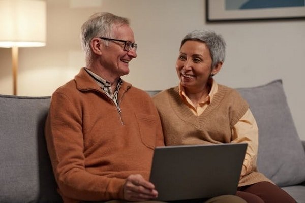 cours d'informatique pour seniors et debutants Premiers Clics est une plateforme d'apprentissage en ligne pour permettre aux débutants en informatique de se former aux bases de l'informatique et de Windows.